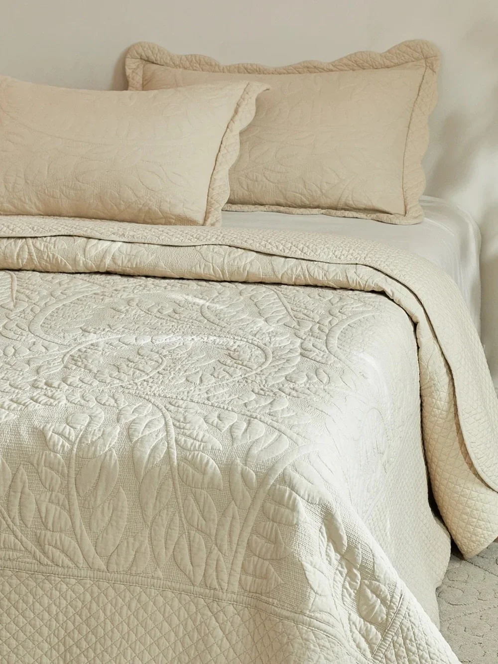 Classic Quilted king/cal king 3 piece Bedspread Set in Cream